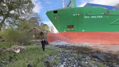 135 метров контейнеровоз буквално заседна в градината на норвежец край град