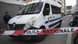Разбиха педофилска група във Франция, арестуваха 55 мъже, единият скочи от третия етаж