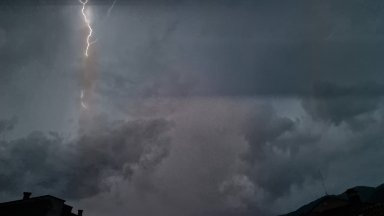 Червен код за силни валежи в областите Смолян и Кърджали в четвъртък 