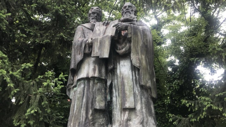 Първият в страната паметник на светите братя Кирил и Методий е създаден в Казанлък