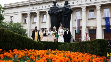 "Върви, народе възродени...": Денят на Светите братя Кирил и Методий в снимки