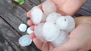 Градушка унищожи реколтата в с Ястребово Старозагорско Ледените топчета