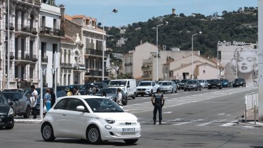 Три от четирите крака на голям на стълб на електрическа