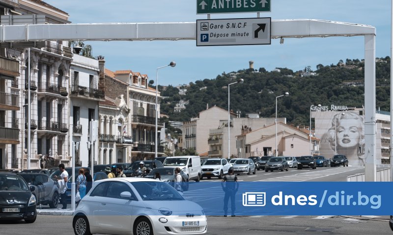 Три от четирите крака на голям на стълб на електрическа