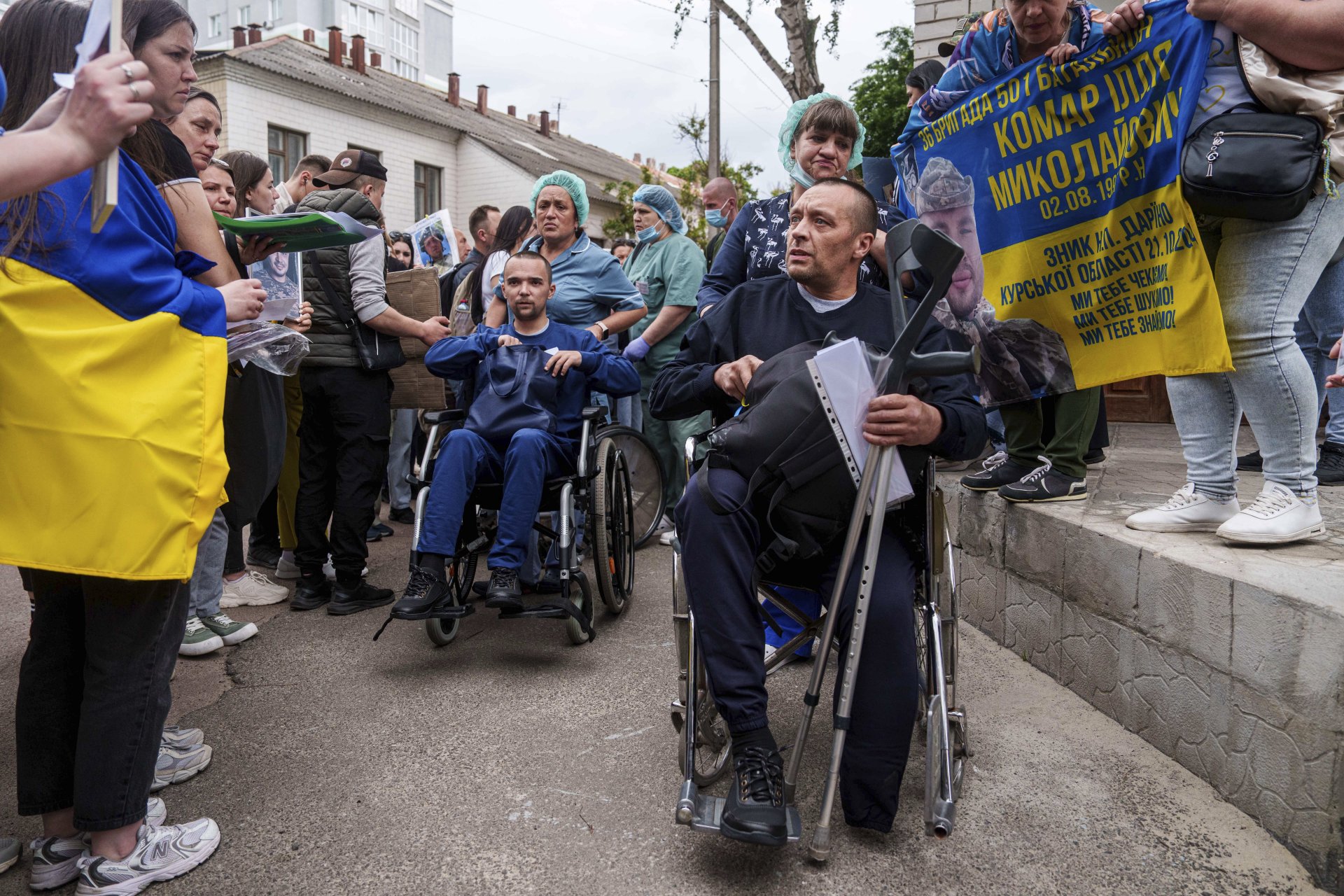 Посрещане на освободените от плен украински войници 