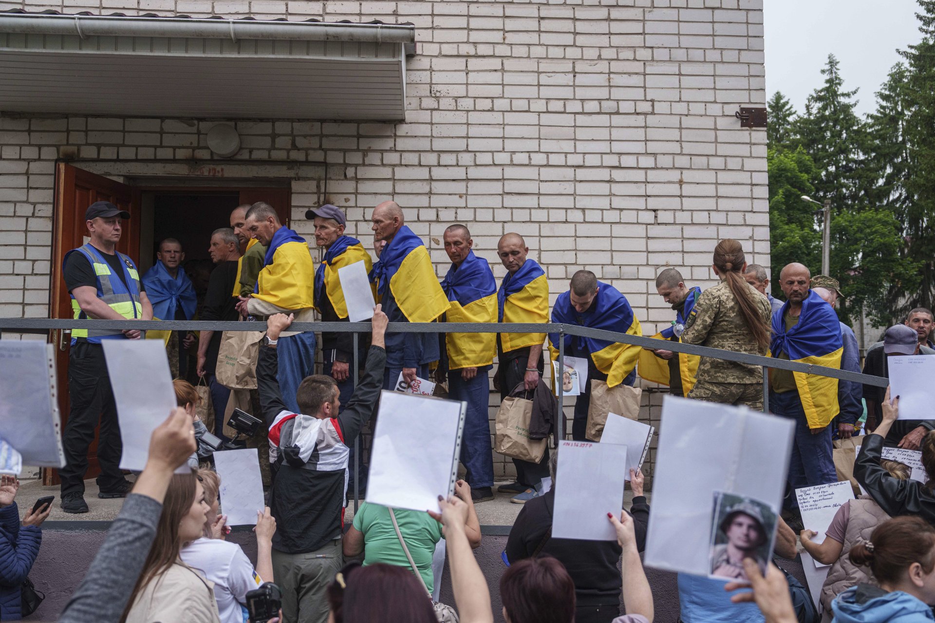 Посрещане на освободените от плен украински войници 