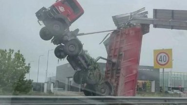 Камион катастрофира на АМ"Тракия", кабината му се издигна като ракета в небето