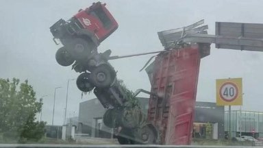 Безпрецедентна каскада със самосвал наблюдаваха пътуващите на входа на Пловдив