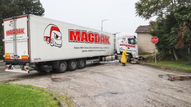 Шофьорът на тира, отнесъл бензиностанция, карал с 86,4  км/ч, имал 13 акта и 12 фиша за 10 г.