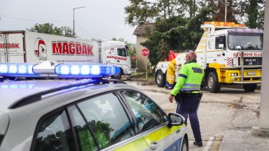 Гроздан Караджов лично проверява фирмата, чийто камион отнесе бензиностанция