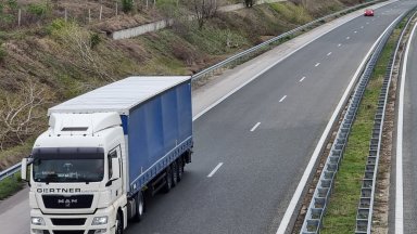 Шофьор издъхна на волана на камион докато шофира и превозното