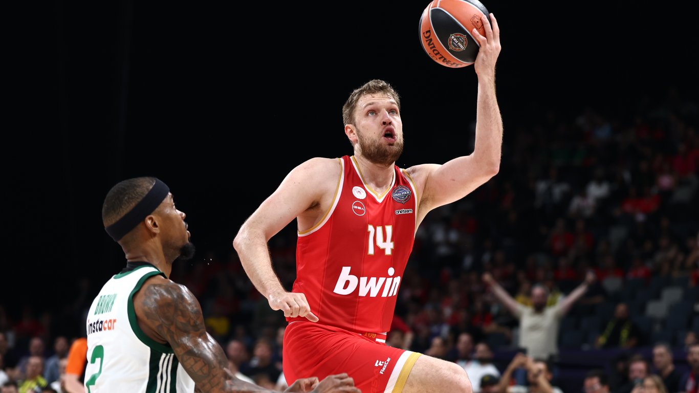 Барселона надделя над Олимпиакос въпреки 22-те точки на Везенков