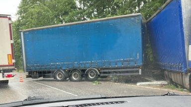 Удар между 3 тира затвори пътя Видин-Монтана, вадиха водач от преобърната на Владая кола