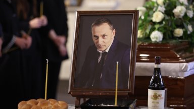 Близки и приятели се сбогуваха с журналиста Асен Григоров (снимки)