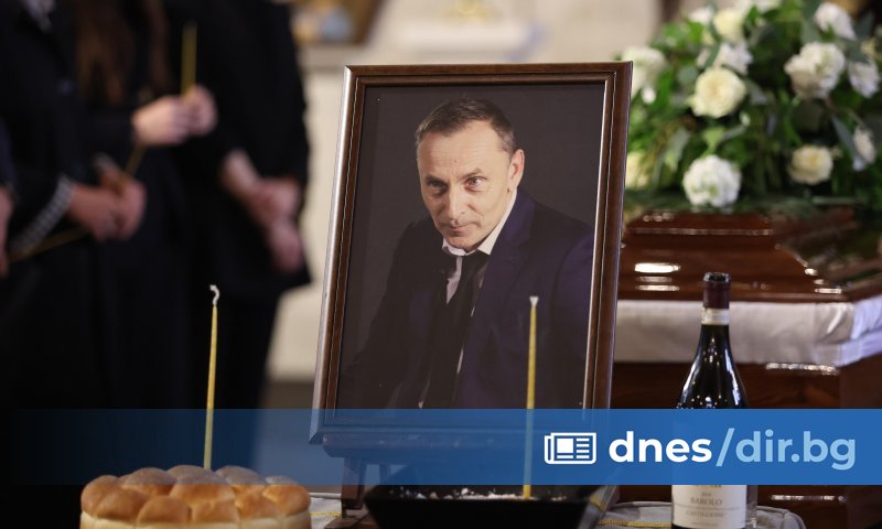 Стотици граждани отидоха в Столичния храм Света София, за да