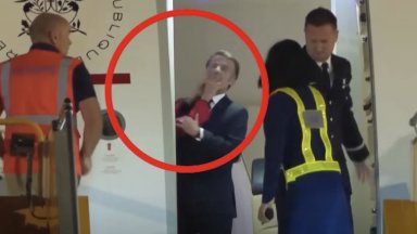 Френският президент Еманюел Макрон бе заснет от камерите на летището