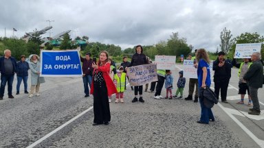 Протестиращи блокираха главния път София Варна край Омуртаг днес
