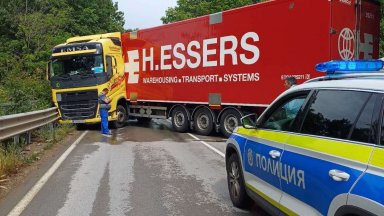 Натоварен е трафикът по автомагистралите Хемус Тракия и Струма в