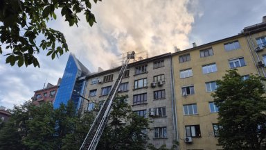 Пожар избухна в кооперация срещу НДК, спряха движението по бул. "Витоша" (снимки)