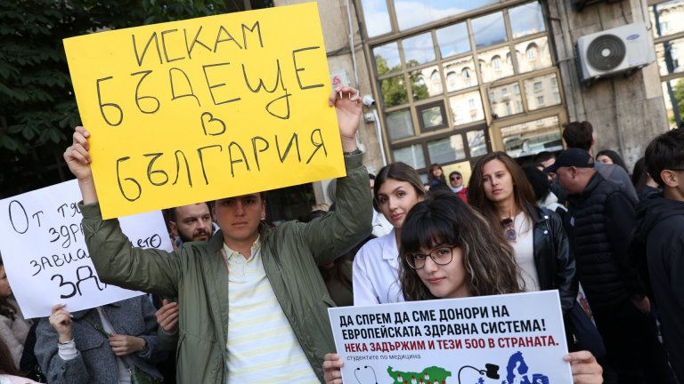 "Лекуваш-гладуваш": Медици излязоха на протест в 6 града и поискаха двойни заплати (снимки)