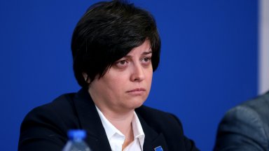 Русинова обяви, че приема да стане шеф на АПИ, след като получила SMS с покана от министъра