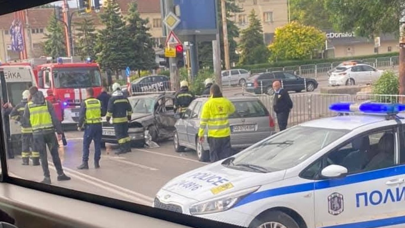 Градски автобус помете кола на голямо столично кръстовище, има жертва (видео)