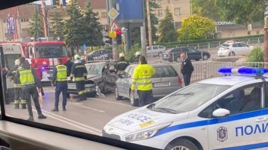 Градски автобус помете кола на голямо столично кръстовище, има жертва (видео)
