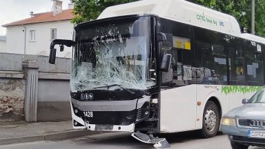 На червено и с висока скорост: Шофьорът на автобуса, убил мъж, се оправда с отказали спирачки