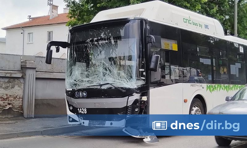 На червено и с превишена скорост автобус на градския транспорт