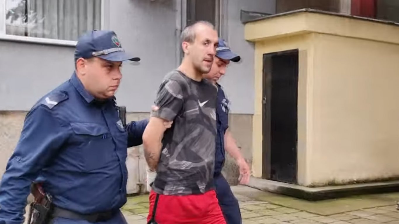 Дрогиран русенец се заключи в дома си, потроши покъщнината и накрая запали жилището (видео)