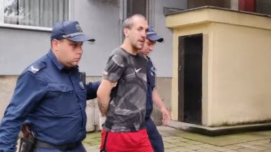 Дрогиран русенец се заключи в дома си, потроши покъщнината и накрая запали жилището (видео)