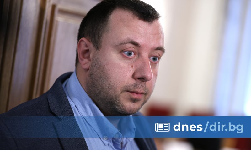 И от двете страни стоят едни и същи хора. Това