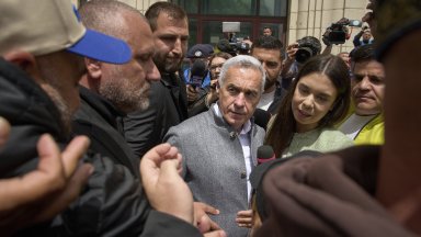 Бившият кандидат за президент на Румъния Калин Джорджеску се яви