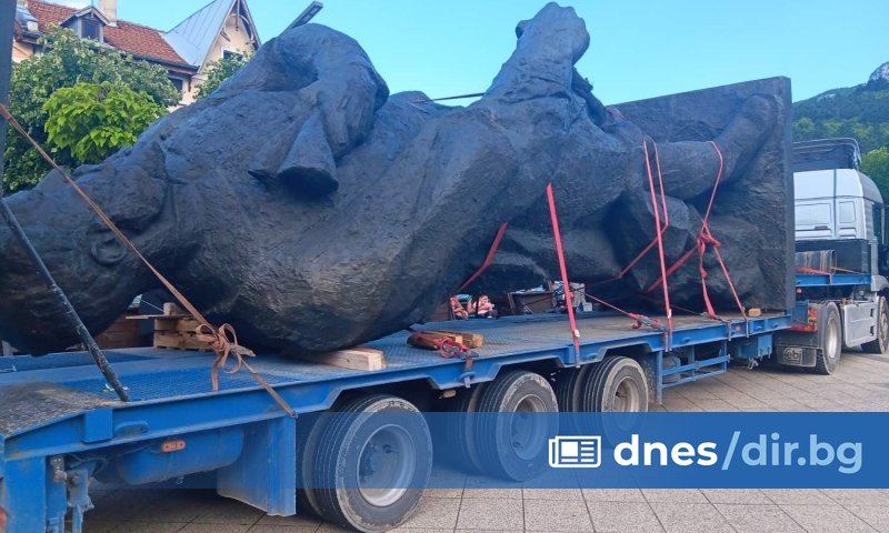 Реставрираният паметник на Христо Ботев вече е във Враца. Повторният