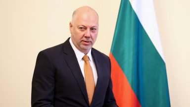 Министър председателят Росен Желязков министърът на финансите Теменужка Петкова и управителят