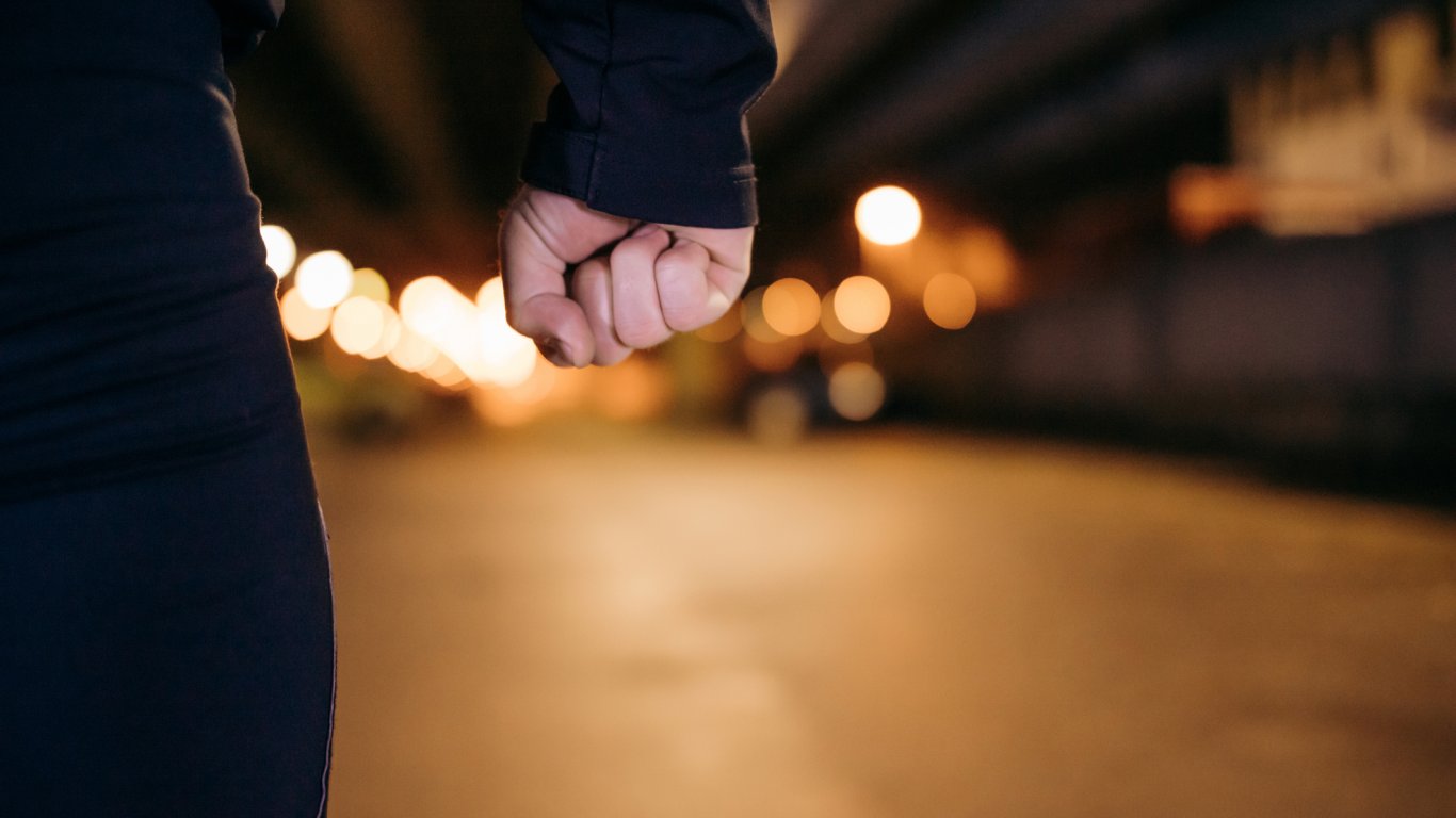 4-ма мъже пребиха 19-годишен на централния площад в Монтана, издирват биячите