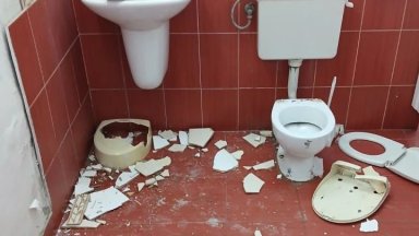 Вандали потрошиха тоалетната в Градската градина на Пловдив 