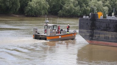 Мащабно учение свързано с ограничаване на нефтен разлив по река