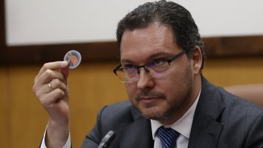 Вътрешният министър Даниел Митов показа пред медиите и документ доказващ