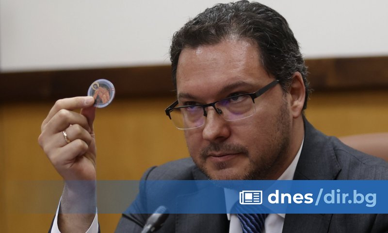 Вътрешният министър Даниел Митов показа пред медиите и документ, доказващ,