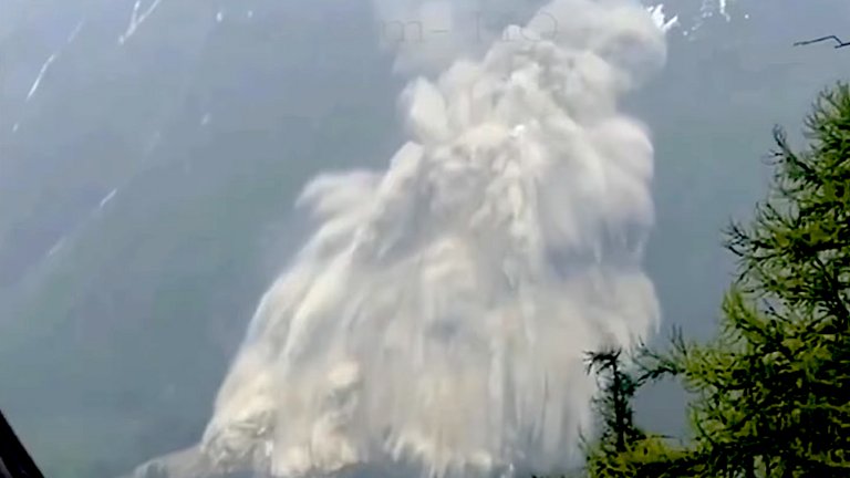 Огромно парче от ледник се откъсна в Алпите и затрупа швейцарско село (снимки/видео)
