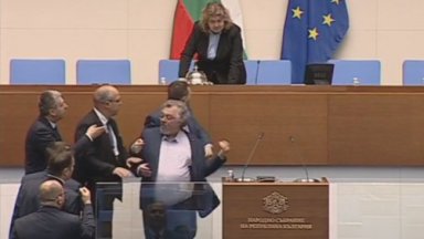 Напрежение в пленарната зала възникна провокирано от спор между Възраждане