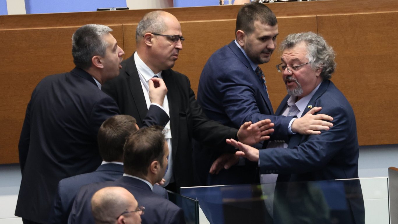 Скандал в НС заради руския език: Пейков нарече Костадинов "смотльо", "Възраждане" го обсадиха