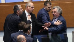 Скандал в НС заради руския език: Пейков нарече Костадинов "смотльо", "Възраждане" го обсадиха