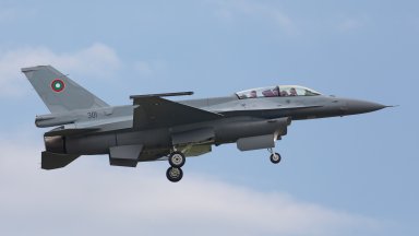 Първият български изтребител F 16 Block 70 който пристигна у нас на 2