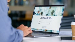 Всеки трети европеец си намира работа с помощта на лични връзки