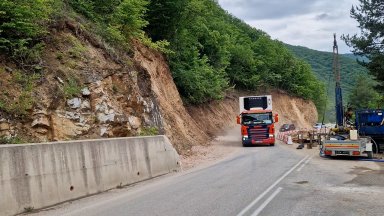 Камиони, автобуси и коли минават по пропадналия път Девин-Кричим въпреки забраната (снимки)