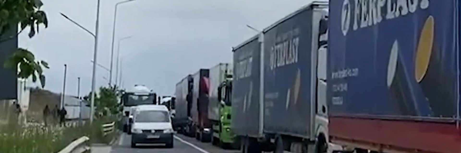 "Сметките за ток се утрояват": Косовски бизнеси блокираха пътищата към Прищина (видео)
