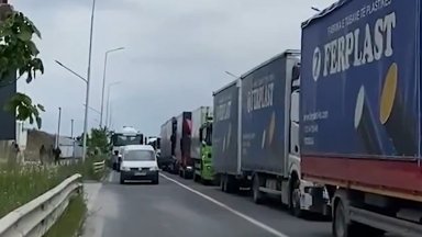 "Сметките за ток се утрояват": Косовски бизнеси блокираха пътища заради поскъпване на тока (видео)