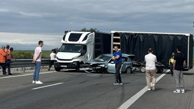 Удар между микробус с ремарке и кола блокира АМ "Тракия" край Стара Загора, ранена е жена